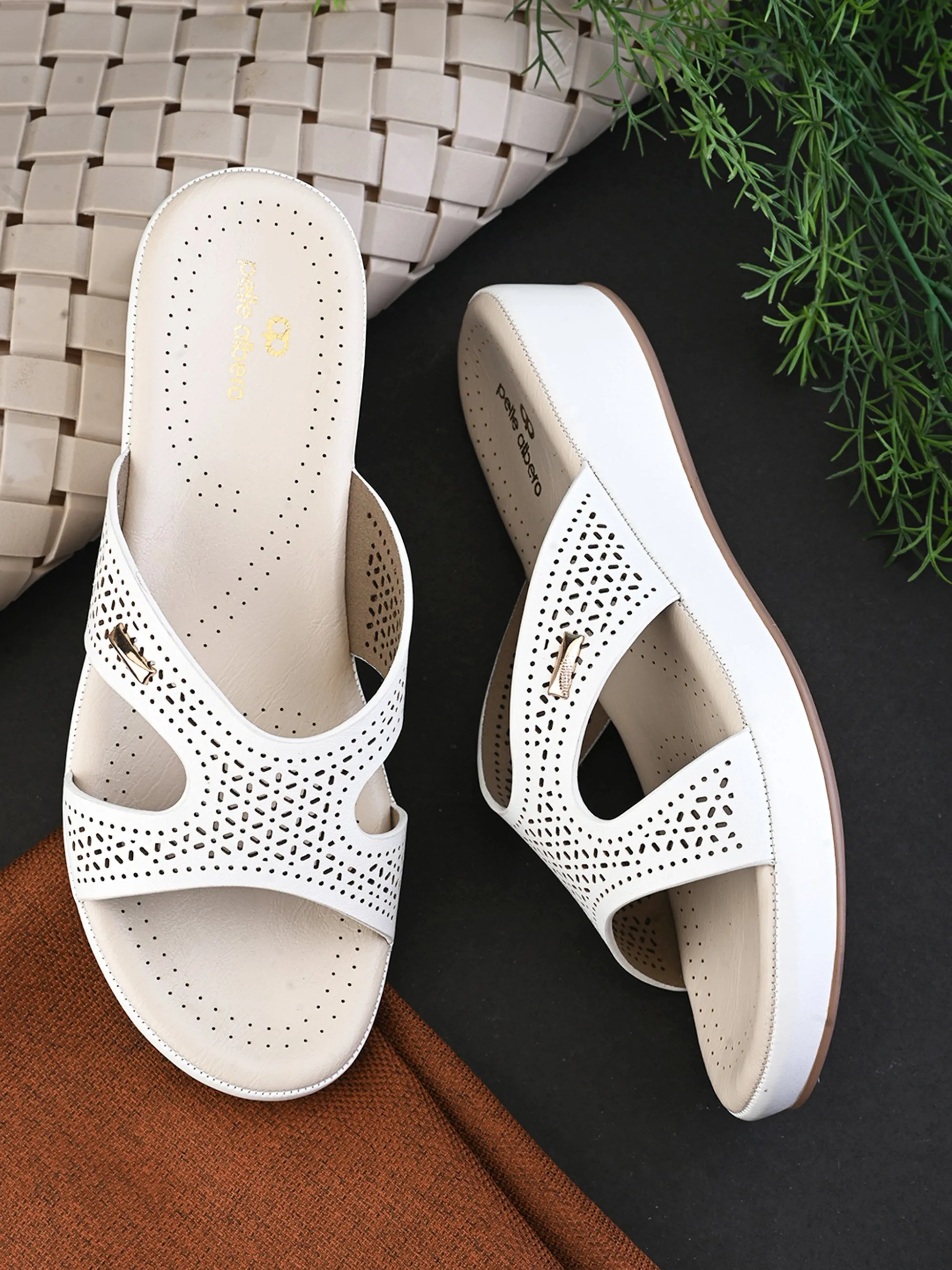 Pelle Albero Female's White Faux Leather Flat Slipper