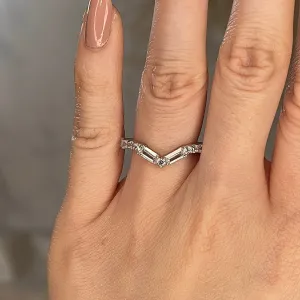 "Este" V Shape Eternity Ring Emerald and Round Brilliant Cut 0.90ct Diamond ET41